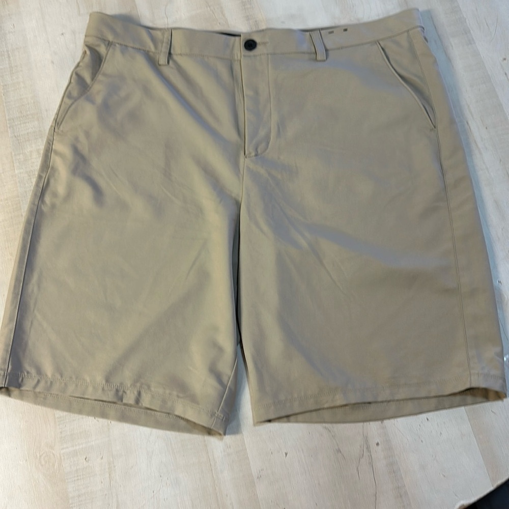 Fila sport stay the course golf short. 100% polyester no slip waistband